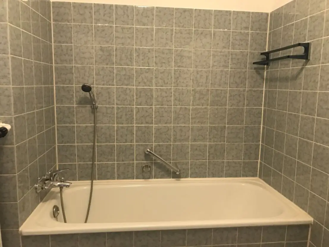 2. Badezimmer - Badewanne -- Helle und große 4-Zimmer-Wohnung in Köln Poll in direkter Rheinnähe
