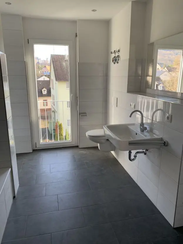Badezimmer -- Erstbezug mit Einbauküche und Balkon: schöne 3-Zimmer-Wohnung in Lahr/Schwarzwald.