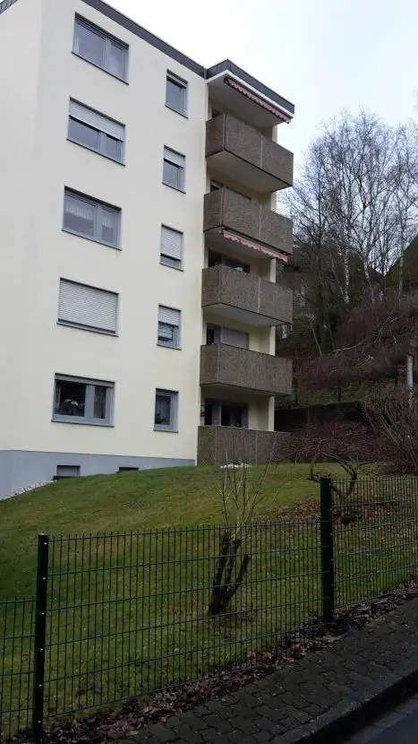 Hausansicht -- Modernisierte 3,5-Zimmer-Wohnung mit Balkon in Siegen-Eiserfeld