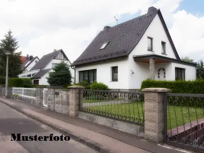 Zweifamilienhaus in Essen (Frohnhausen) zum Kauf mit 5 Zimmer, 145 m² Wohnfläche und 198 m² Grundstück. Ausstattung: Zwangsversteigerung.