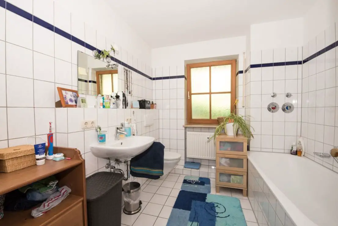 Badezimmer -- PROVISIONSFREI - Helle, freundliche Wohnung in Pittenhart