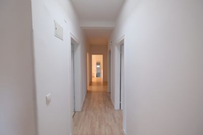 Wohnung in Bonn (Zentrum) zum Kauf mit 2 Zimmer und 68,5 m² Wohnfläche. Ausstattung: Massiv, Laminat, Teppichboden, vermietet, Gas, Zentralheizung.