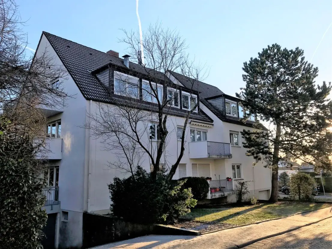 Hausansicht -- Moderne 2-Zimmer-Wohnung mit Balkon in Kronberg Top-Lage!