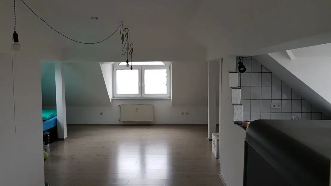 Wohnraum gross1 -- Sehr helle 2-Zimmer-Dachgeschosswohnung mit EBK in Darmstadt
