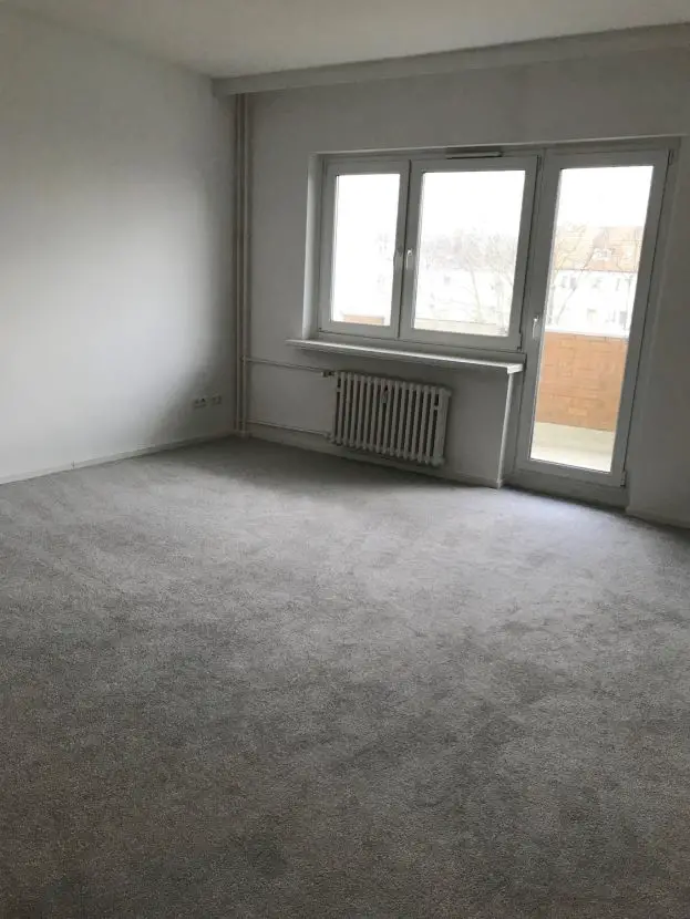 Wohnzimmer -- Erstbezug nach Sanierung: schöne 2,5-Zimmer-Wohnung mit Balkon in Reinickendorf, Berlin