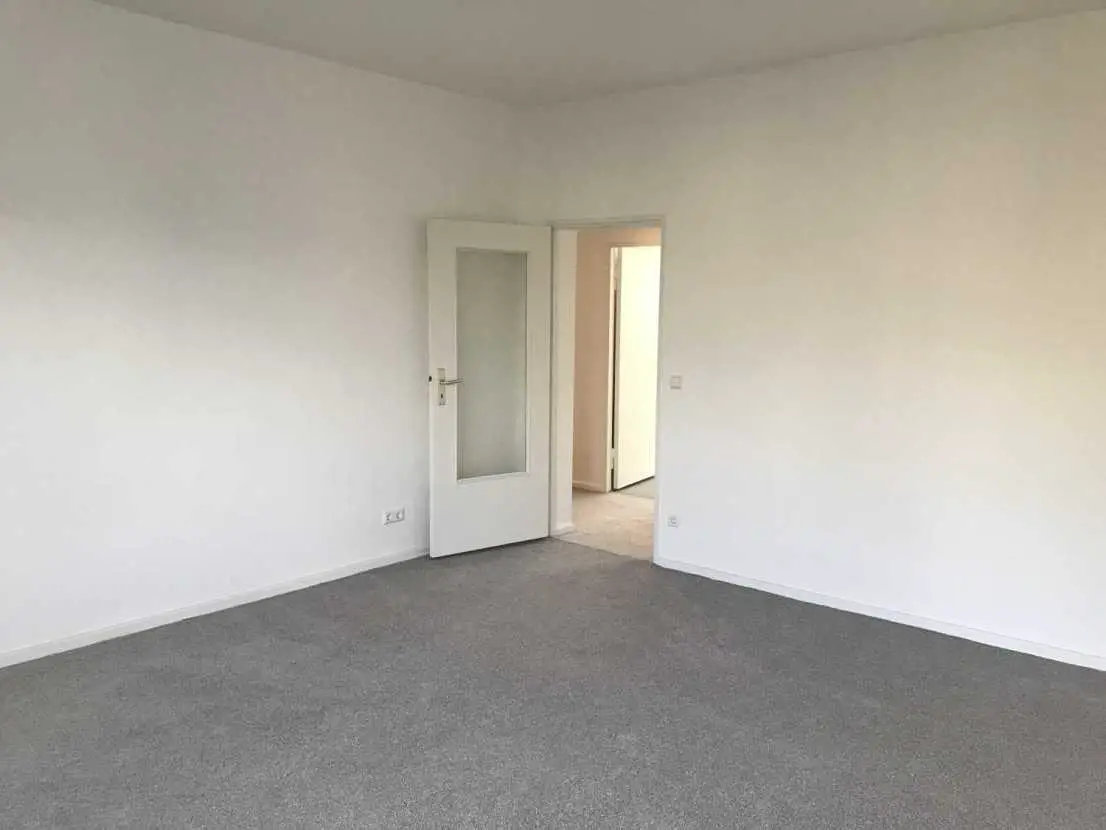 Wohnzimmer mit Blick zum Flur -- Erstbezug nach Sanierung: schöne 2,5-Zimmer-Wohnung mit Balkon in Reinickendorf, Berlin