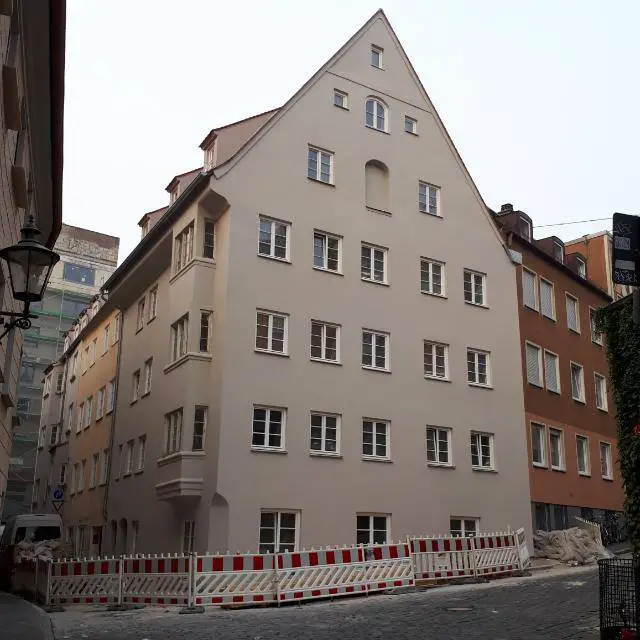 Mauerberg neue Fassade -- Großzügüge, moderne 2-Zimmer-Wohnung in Augsburger Zinshaus 1580