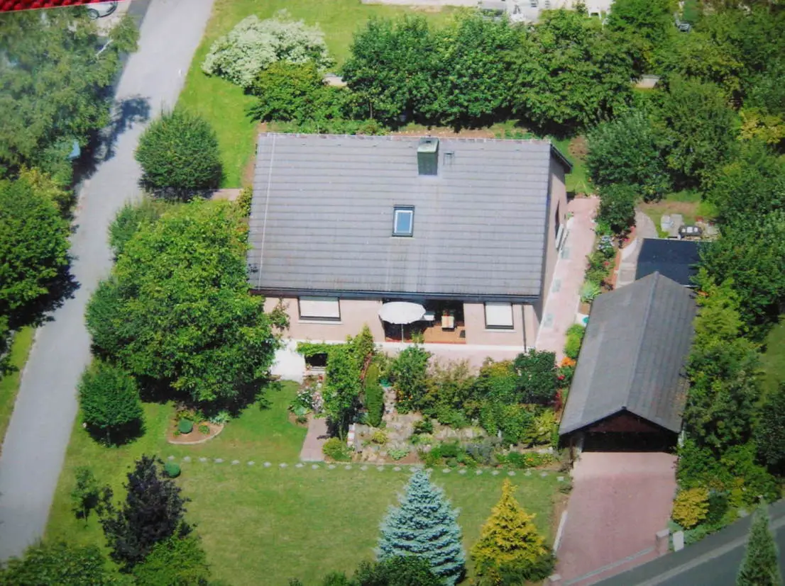 Hausansicht -- Großzügiges Wohnhaus freistehend mit Carport auf ca. 800 qm Grundstück in Uettingen