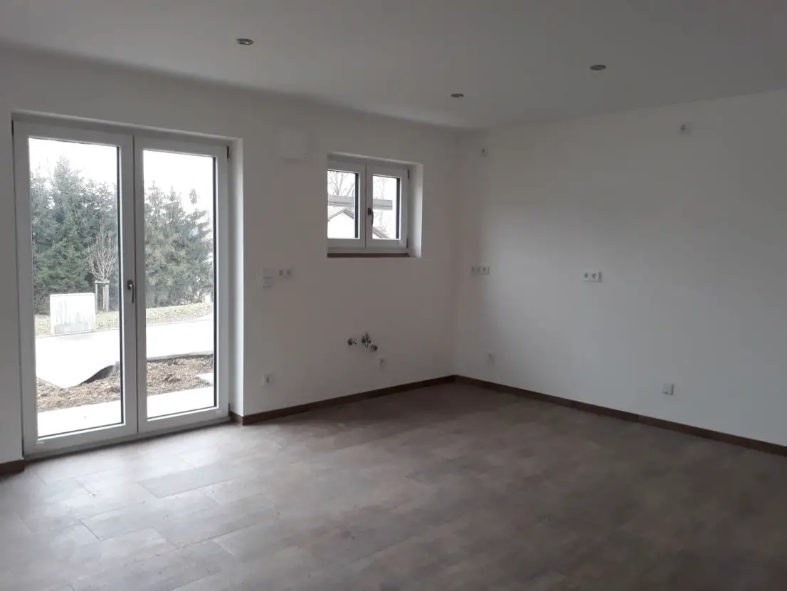 Teilansicht Wohnzimmer  -- **extra-immobilien** Neubau-Erstbezug - sehr schönes Haus in Niederneuching