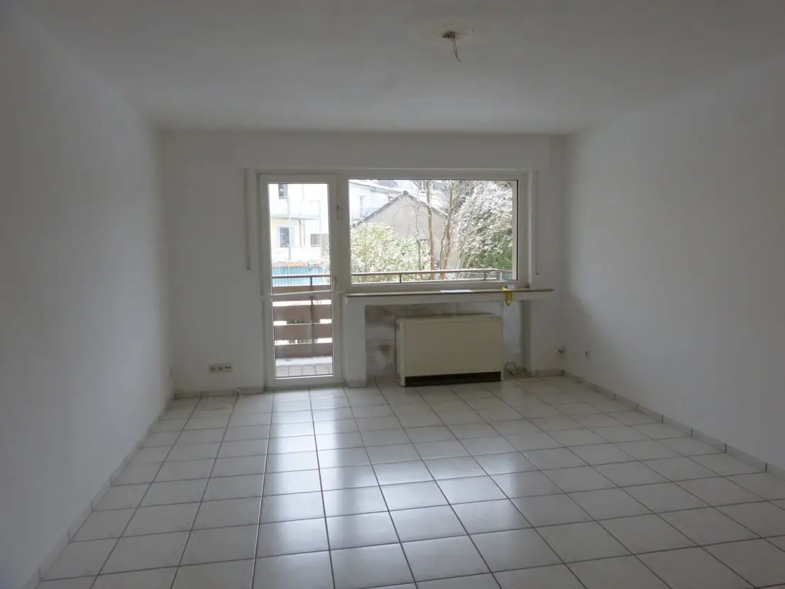 Wohnzimmer mit Balkon  -- Helle 2 Raum EG Wohnung mit Balkon in Schönebeck
