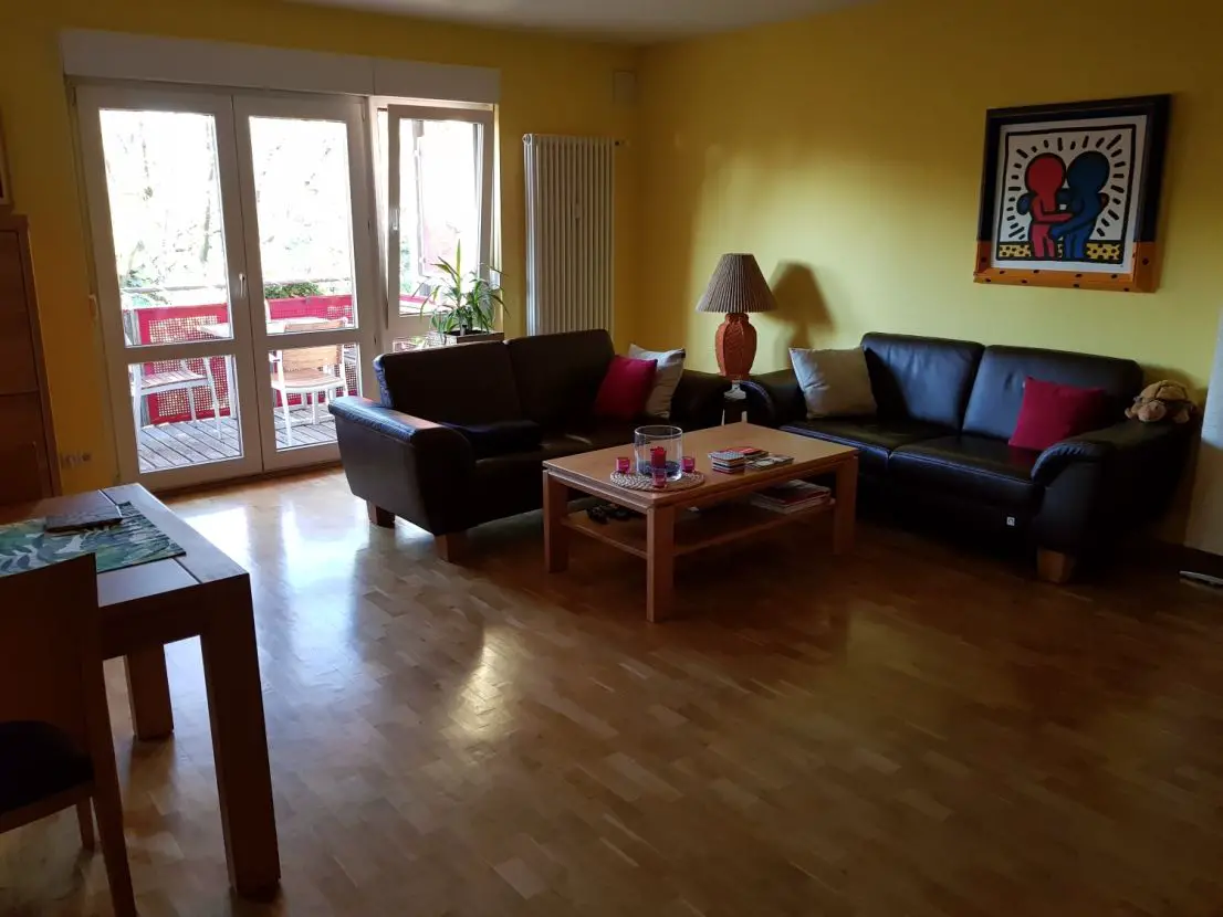 Wohnzimmer -- KA-NORDSTADT: Gepflegte 3-Zimmer-Wohnung mit Balkon und EBK