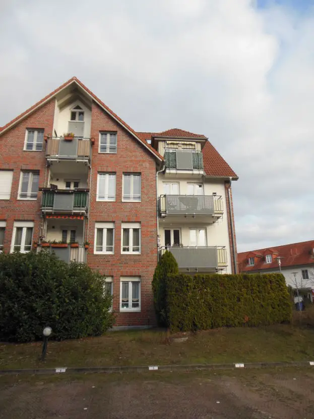 Hausansicht -- 3 Zimmer Wohnung mit Südbalkon und KFZ Stellplatz zu verkaufen - 4 % Rendite