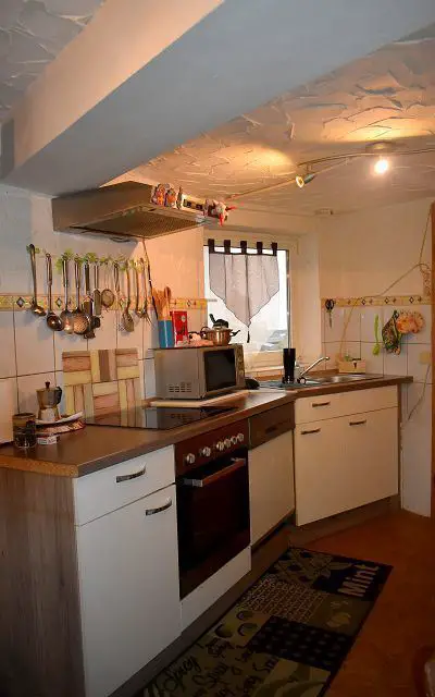 Küche -- Solide Kapitalanlage mit rund 4,5 % Rendite. 3-Zi-Whg mit Außenstellplatz im Raum Tuttlingen.