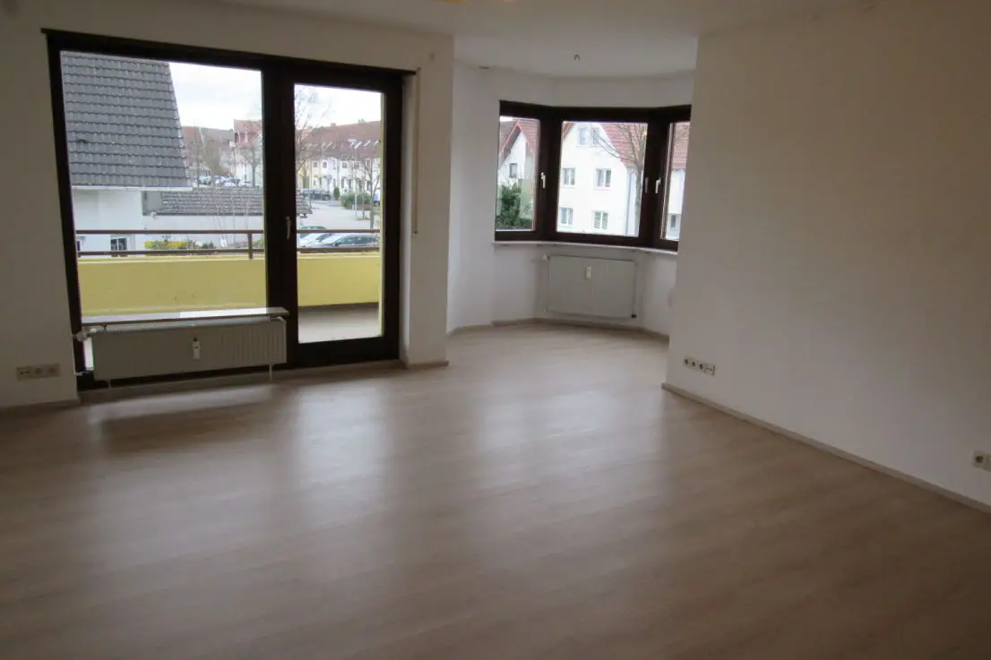 Wohnzimmer -- Modernisierte 5-Zimmer-Wohnung mit Balkon in Viernheim