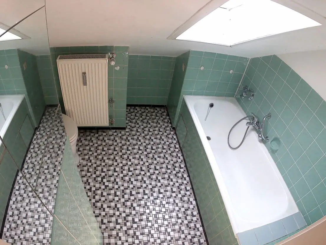Badezimmer -- Gut angebundene 2,5-Zimmer-Mansarde-Wohnung in Königsbrunn