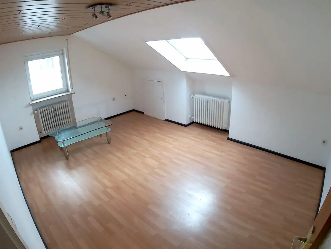 Wohnzimmer -- Gut angebundene 2,5-Zimmer-Mansarde-Wohnung in Königsbrunn