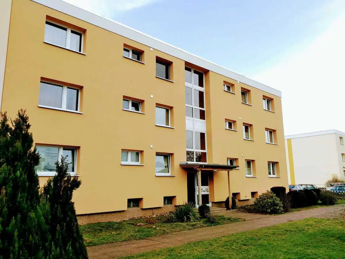 Haus -- Gepflegte 4-Zimmer-Wohnung mit Balkon und EBK in Stolzenau - Provisionsfrei!