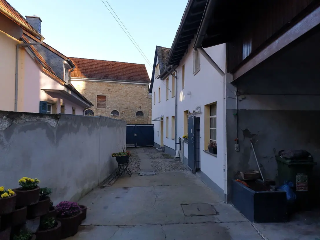 Innenhof zum Eingang-20191104_ -- RB Immobilien – Hofreite mit Einfamilienhaus, Anbau und Scheune, in Armsheim
