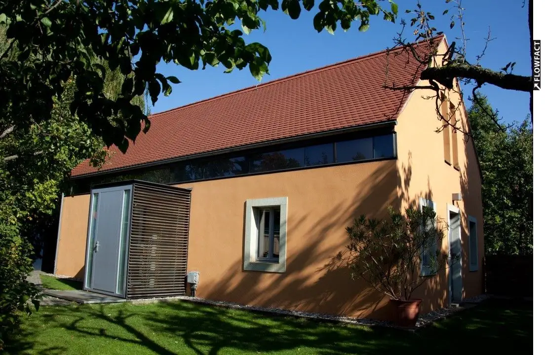 Hausansicht -- Modernes Einfamilienhaus zur Miete mit Garten und Spitzhausblick in Radebeul-Oberlößnitz