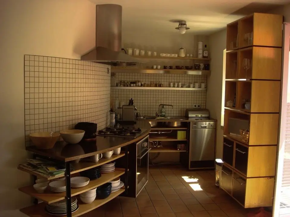 Küche mit Einbauküche -- Modernes Einfamilienhaus zur Miete mit Garten und Spitzhausblick in Radebeul-Oberlößnitz