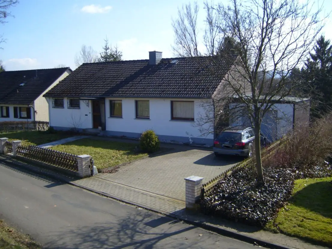 Hausansicht -- Gartenliebhaber aufgepasst! Großzügiges Wohnen in einem Einfamilienhaus in Markoldendorf...
