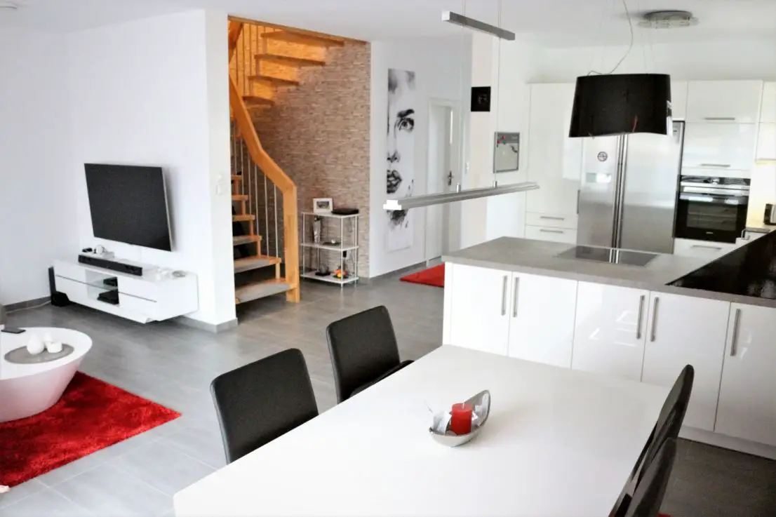 Wohnbereich mit offener Küche -- Modern Wohnen! Im Reihenendhaus in Meinersen!