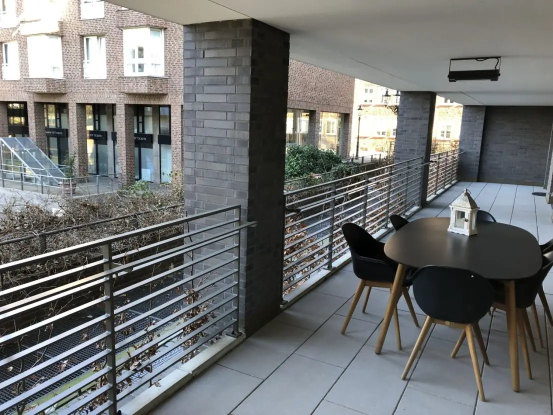Blick auf den Balkon -- LEBEN AM CARLSTADTUFER: attraktive und neuwertige 4 Zimmer-Wohnung mit Tiefgarage!