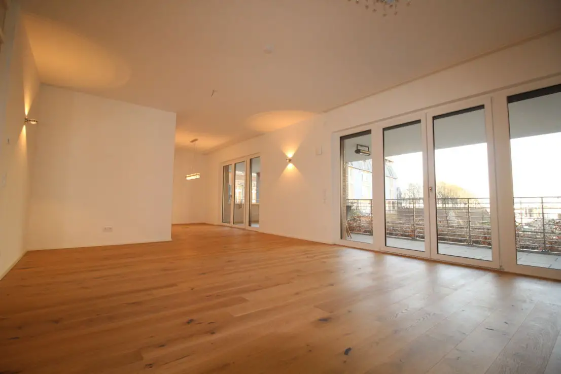 Blick in den Wohnraum  -- LEBEN AM CARLSTADTUFER: attraktive und neuwertige 4 Zimmer-Wohnung mit Tiefgarage!