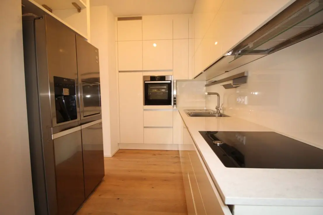 Küche Teilansicht  -- LEBEN AM CARLSTADTUFER: attraktive und neuwertige 4 Zimmer-Wohnung mit Tiefgarage!