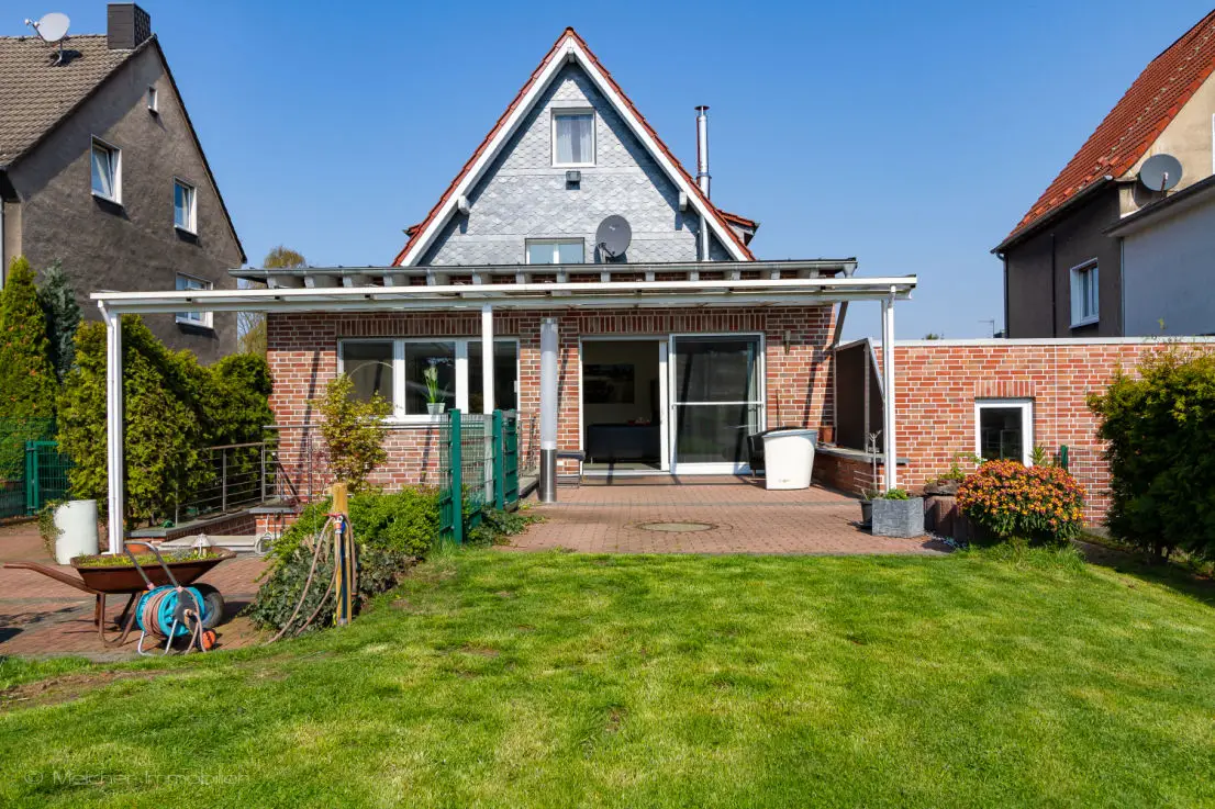 Ansicht -- frisch renoviertes Einfamilienhaus mit großem Gartengrundstück