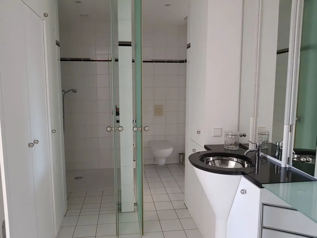 Badezimmer Erdgeschoss -- Moderne Villa mit Einliegerwohnung am Westerberg