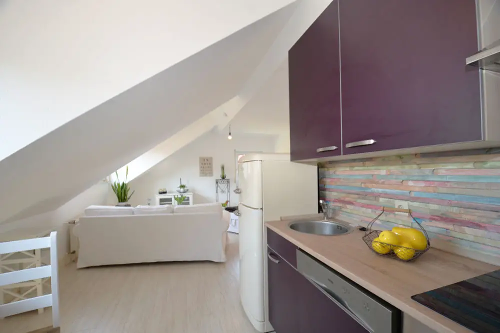 DG_Küche -- Charmante Dachgeschosswohnung in ruhiger Wohnlage