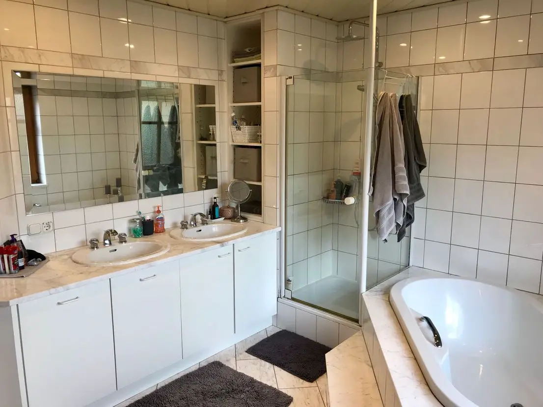 Badezimmer -- Schöne großzügige 3 ZKB-Wohnung mit 108qm. Kaltmiete 750 €