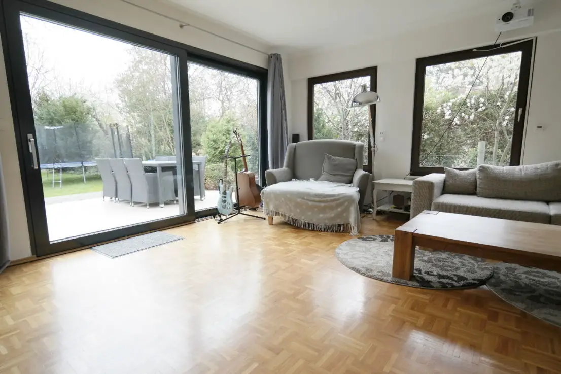 Wohnzimmer -- Einfamilienhaus mit Garten - Ruhige Lage in Rudow - bezugsfrei ab 01.07.2019
