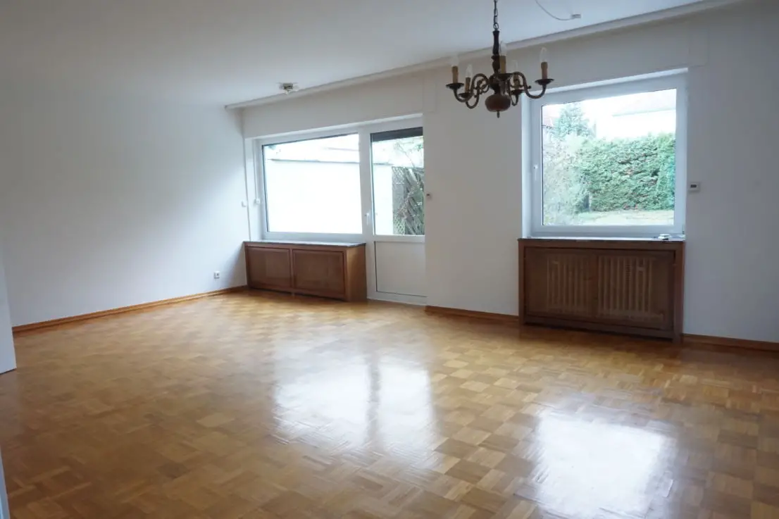 Wohnzimmer -- Saniertes Reihenendhaus mit traumhaften Garten in einer ruhigen Lage der Mainzer-Oberstadt