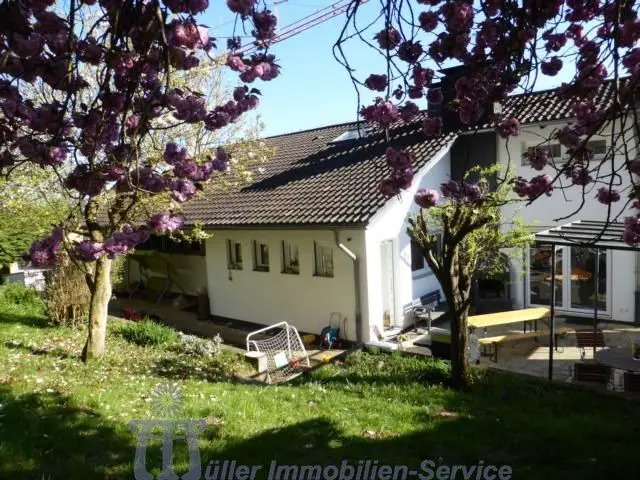 Rückansicht mit Terrasse -- Nähe Blieskastel: Großzügiges lichtdurchflutetes Wohnhaus mit unverbaubarem Fernblick