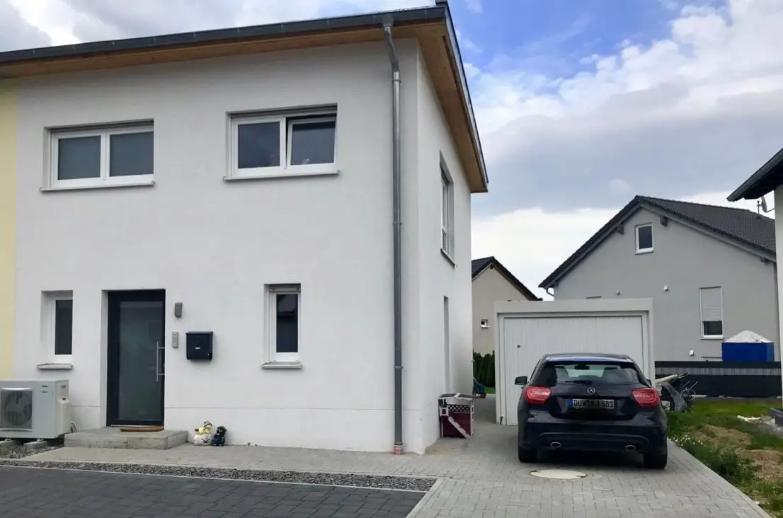 Hausansicht Straße -- Moderne Doppelhaushälfte im Didier-Gelände Grünstadt