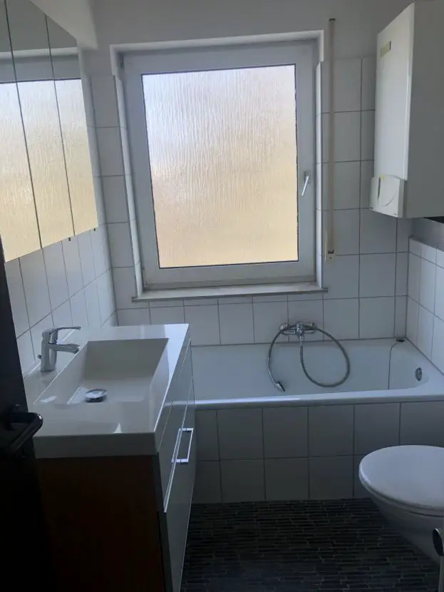 Badezimmer -- Neuwertige 3-Zimmer-Wohnung mit Balkon und EBK in Worms