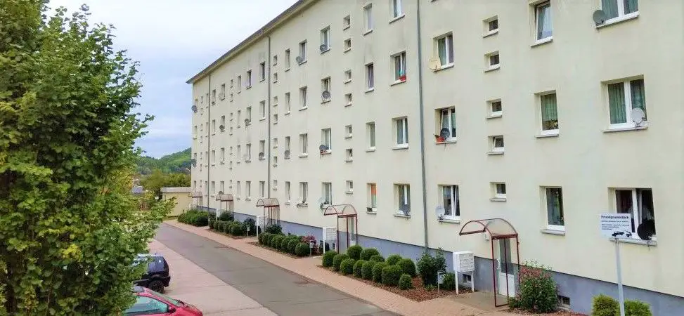 Außenansicht -- Preiswerte, gepflegte 2-Zimmer-Wohnung zum Kauf in Meiningen mit Blick über das Werratal