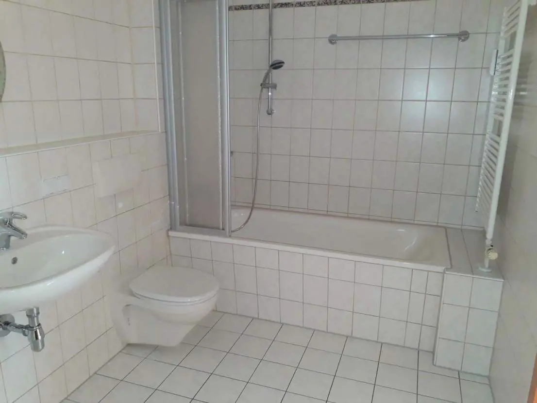 Badezimmer -- Sonnige Wohnung in guter Lage in Pirna
