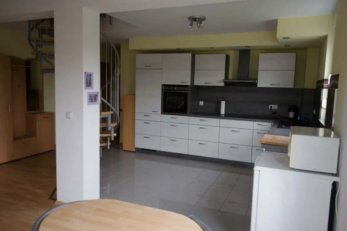 Küche -- Wohnen auf zwei Etagen mit Balkon und EBK in ruhiger/zentraler Lage von Riegelsberg