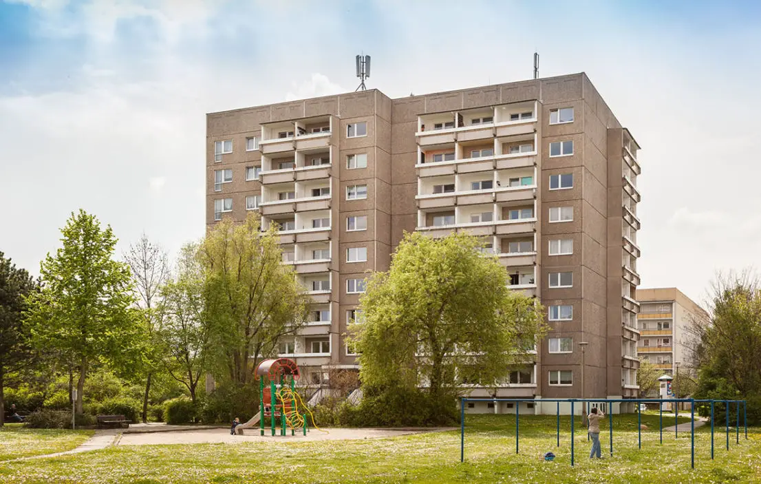 Gebäudeansicht -- Umsorgt wohnen im Alter! 2-RW mit Balkon u. Aufzug in Grünau