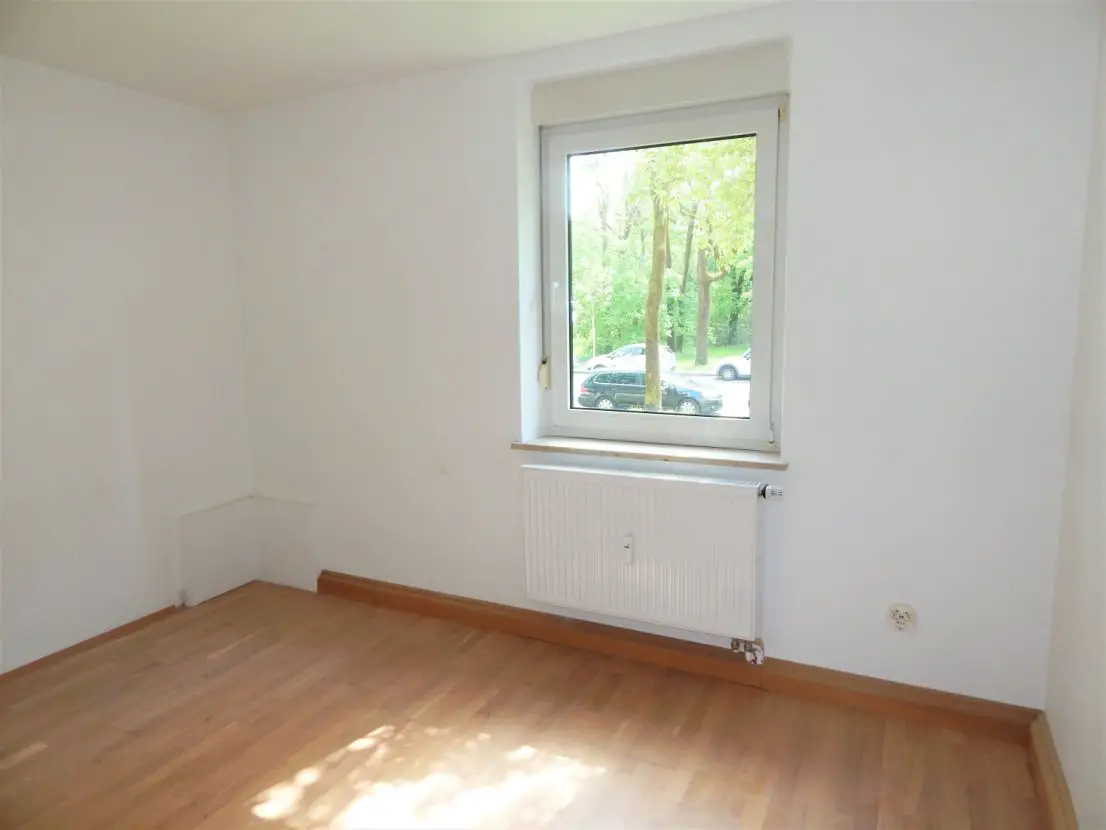 Schlafzimmer -- Sonnige 3-Zimmer-Wohnung mit Blick ins Grüne - Nähe Tierpark und Flaucher