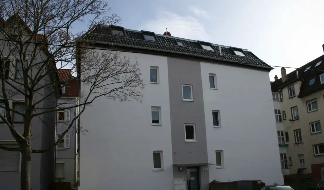 Hausansicht -- Helle 2-Zimmer-Wohnung in Bad Cannstatt, verkehrsgünstig und doch ruhig