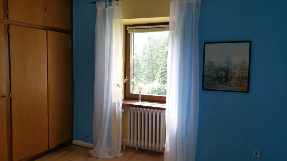 Schlafzimmer mit Einbauschrank -- KOPIE: Individuelle Wohnung in idyllischer Lage mit Terrasse