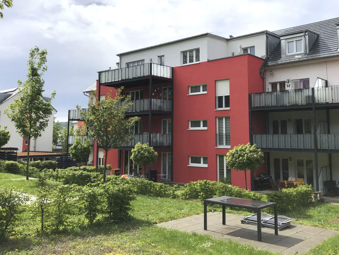 Haus vom Garten aus -- Barrierefreie 2-Zimmer-DG-Wohnung mit Balkon in Bad Kreuznach