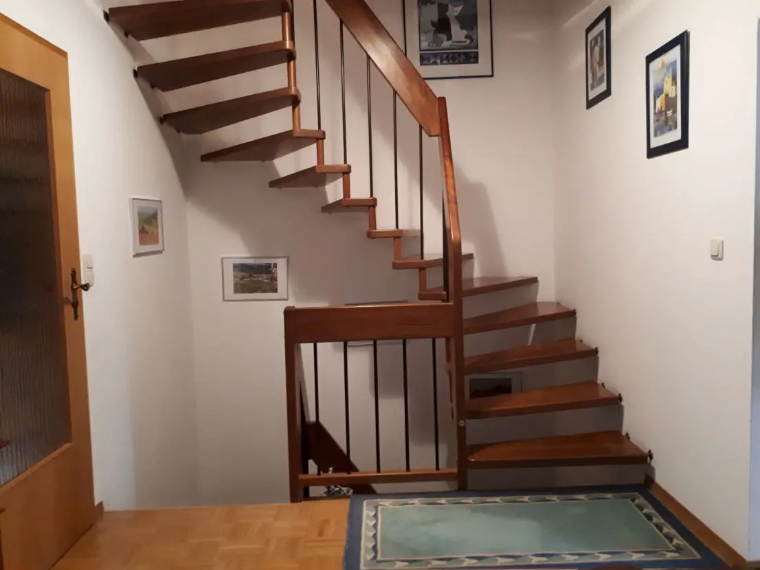 Treppe -- Gepflegtes RMH in ruhiger und familienfreundlicher Lage, München - Aubing