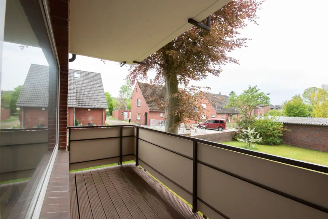 Balkon -- Sofort bezugsfrei: Tolle 3-Zimmer-Wohnung mit Balkon und großem Wannenbad zentral in Varel 