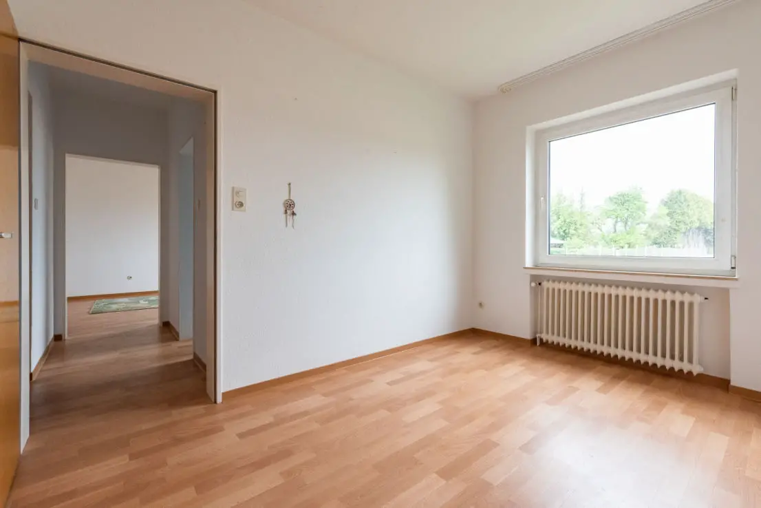 Schlafzimmer -- Sofort bezugsfrei: Tolle 3-Zimmer-Wohnung mit Balkon und großem Wannenbad zentral in Varel 