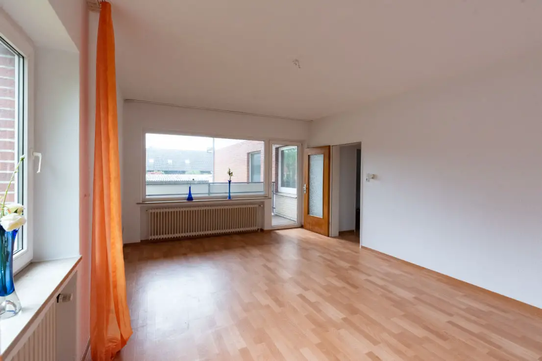 Wohnzimmer -- Sofort bezugsfrei: Tolle 3-Zimmer-Wohnung mit Balkon und großem Wannenbad zentral in Varel 